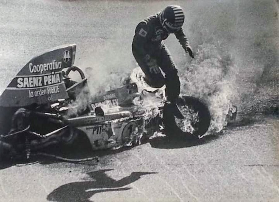 Pedro Passadore salta del Pianetto en llamas en el aut&oacute;dromo de Rafaela.