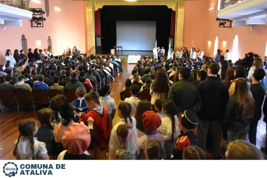 La sala colmada honr&oacute; al Libertador.