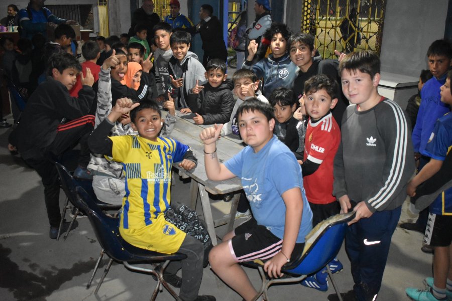los ni&ntilde;os durante la merienda.