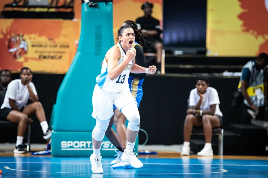 TODA LA GARRA./ Candela Gentinetta festeja el doble anotado ante Ruanda.