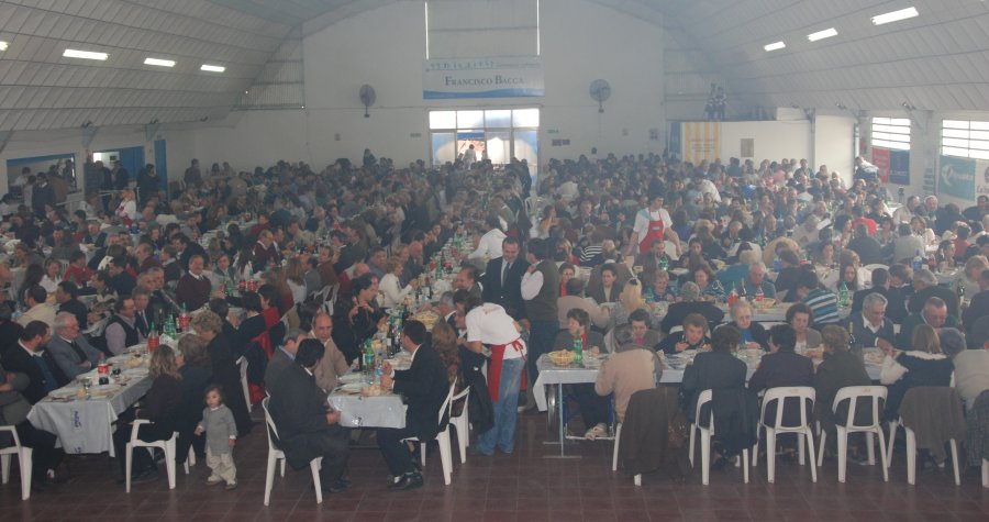 FIESTA DE LOS RAVIOLES. El sal&oacute;n absolutamente colmado es una constante en cada edici&oacute;n.