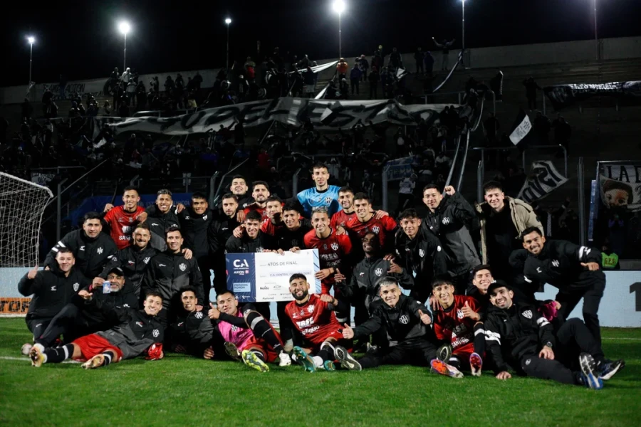FESTEJO SANTIAGUE&Ntilde;O. Los jugadores con su p&uacute;blico de fondo.