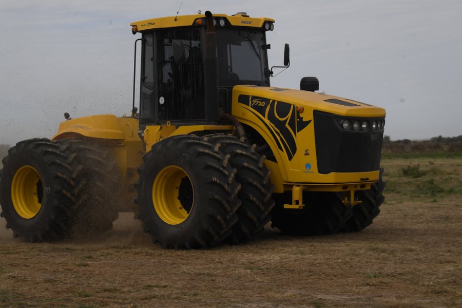 TESTEO HISTÓRICO. Pauny realizó una prueba a campo, la primera hecha oficial por un fabricante nacional.