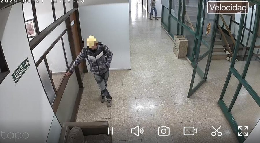 El joven en el quinto piso, a metros del despacho del intendente Leonardo Viotti. (PRENSA MUNICIPAL)