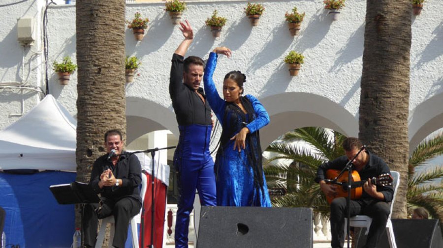 Es una expresi&oacute;n cultural que abarca las tradiciones, creencias, expresiones, leyendas y costumbres populares que son comunes de una cultura, subcultura o grupo social.