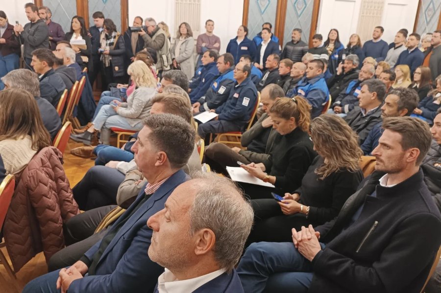 Entre el p&uacute;blico puede apreciarse al senador Rub&eacute;n Pirola y al intendente Gonzalo Aira.