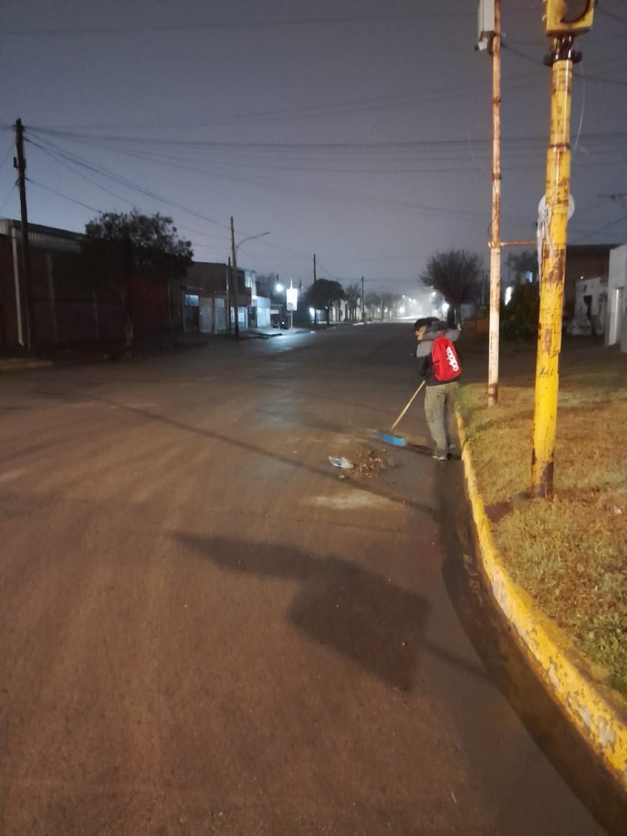 Personal municipal laborando en las calles.