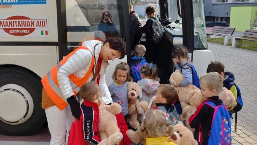 Grupo de hu&eacute;rfanos ucranianos recibidos en italia.