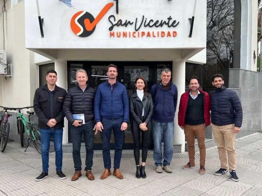 Los participantes de la reuni&oacute;n frente al Municipio.