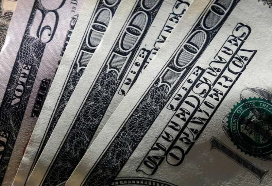 Los dólares financieros se mantienen a tiro de los $1.300.