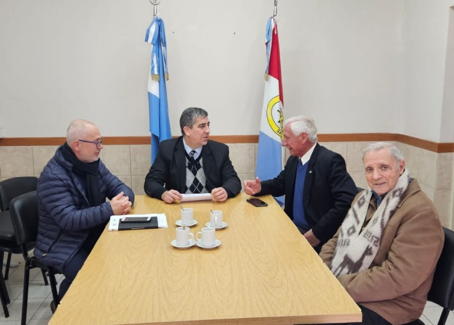 ENCUENTRO. El Fiscal Vottero se reunió ayer con el intendente de Suardi en el Salón de Usos Múltiples (SUM) de la Fiscalía Regional 5.