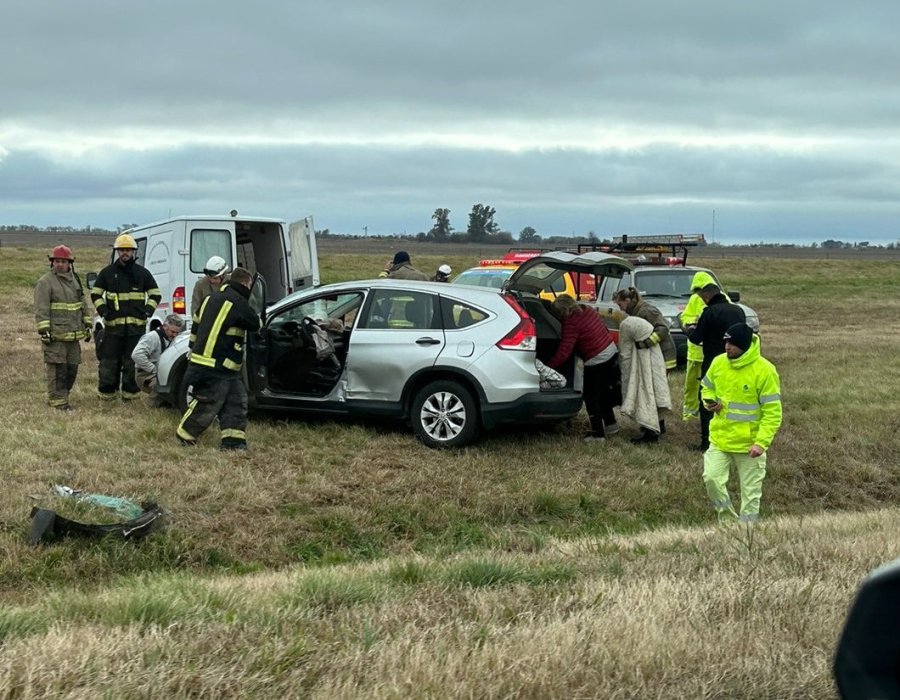 CON SUERTE. Mientras que la camioneta Honda quedó en el cantero Central, sus dos ocupantes salileron ilesas.