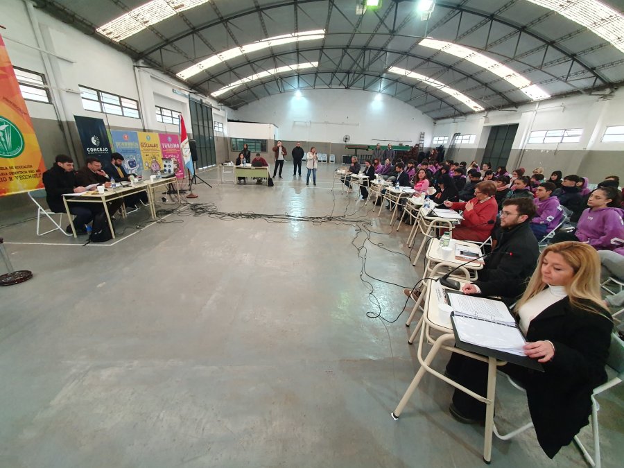 GIMNASIO - RECINTO. Los concejales durante la sesi&oacute;n en la Escuela "Vecchioli" de barrio Sarmiento.