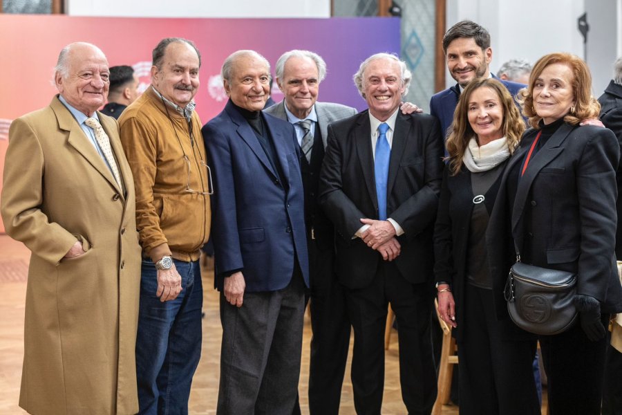 RECONOCIMIENTO. Pullaro junto a convencionales de la Reforma de la Constituci&oacute;n Nacional de 1994.