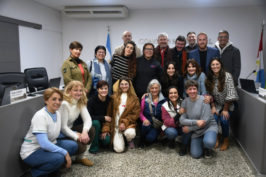 Sunchales sin ruido, sus integrantes junto a los ediles, en el Concejo, en el atardecer de la v&iacute;spera.