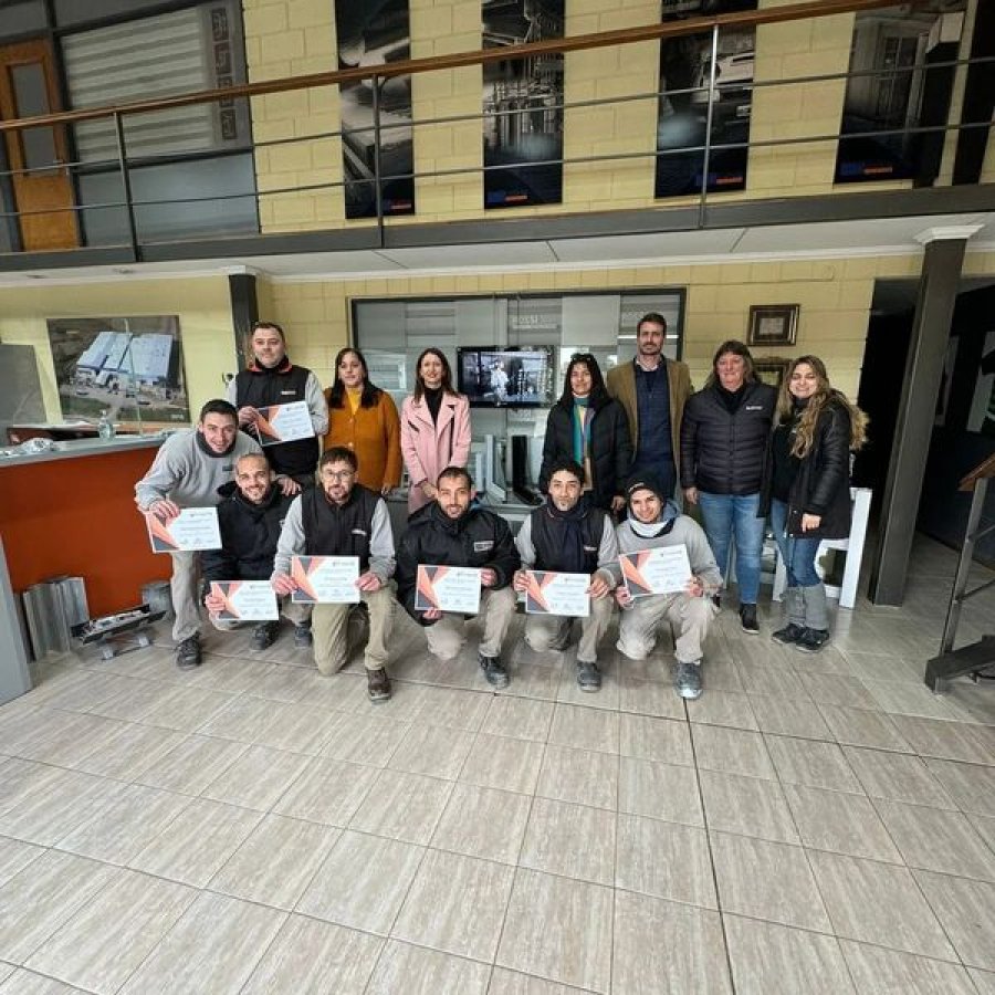 Quienes recibieron el certificado junto a autoridades y funcionarias.