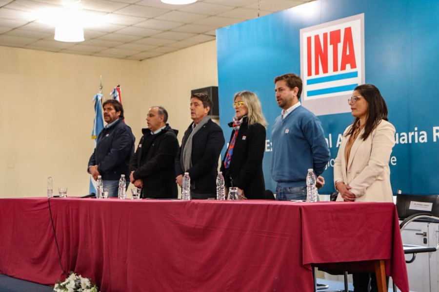 Mar&iacute;a Eugenia Carrizo junto a las autoridades del INTA a nivel regional y nacional durante su acto de asunci&oacute;n en la Estaci&oacute;n Experimental.