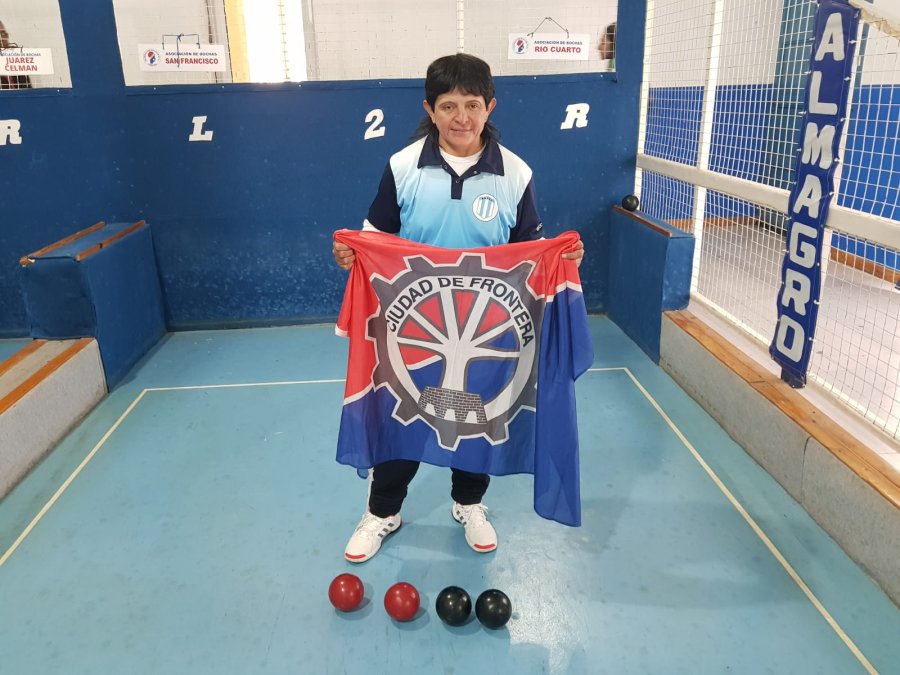 Nancy Castro exhibe la bandera de Frontera.