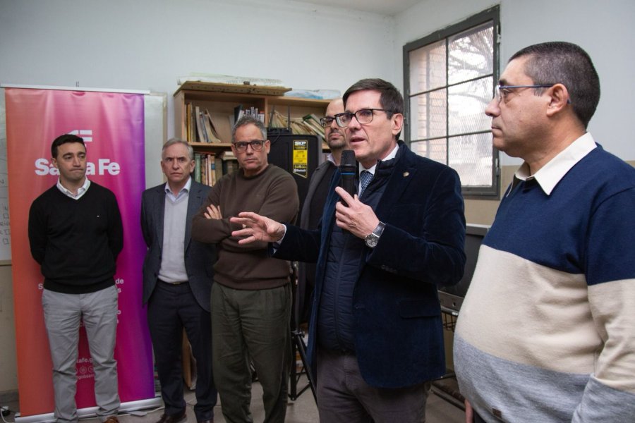 DONACIONES. El ministro de Educaci&oacute;n, Jos&eacute; Goity, estuvo presente en la entrega de un auto y dos motos a una instituci&oacute;n educativa rosarina.