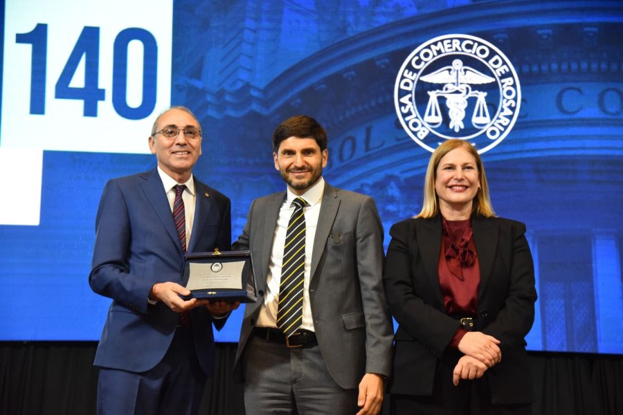 El presidente de la Bolsa, Miguel Simioni, el gobernador Pullaro y la vicegobernadora, Gisela Scaglia.  (FOTO SCS)