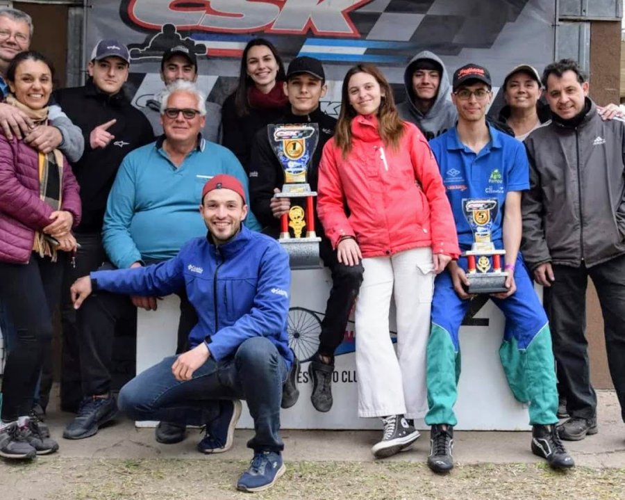 Agust&iacute;n Werlen (1&deg;) y Juan Manuel Rogiani (5&deg;) en Kayak Promocional, con familiares y allegados.
