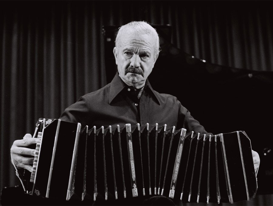 Recorrido por la vida de Piazzolla.
