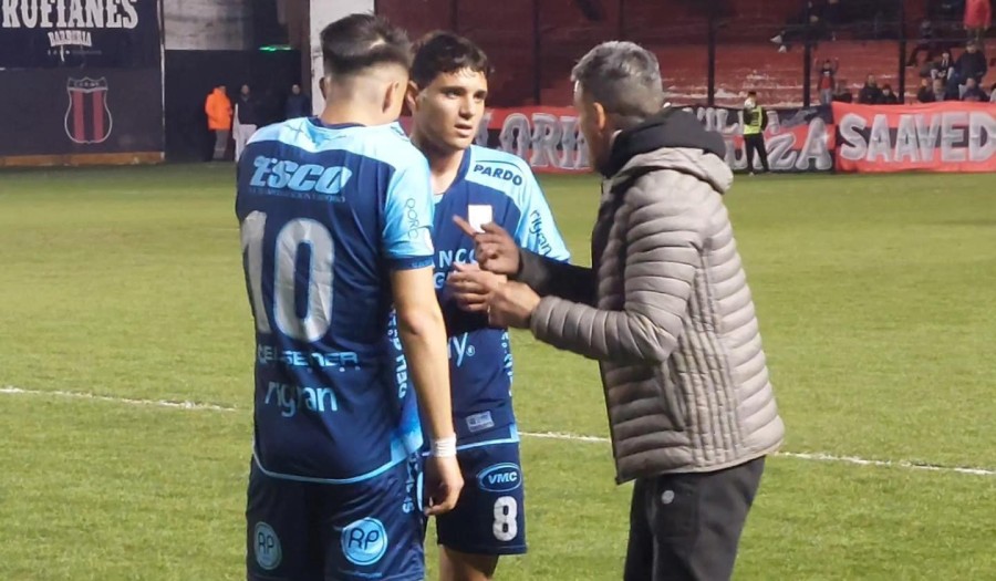 IVÁN JUÁREZ DANDO INDICACIONES EN LO QUE FUE SU DEBUT COMO DT DE LA CREMA