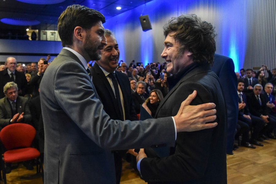 Pullaro y Milei se saludaron afectuosamente el viernes en la Bolsa de Comercio de Rosario, ante la mirada del intendente Pablo Javkin.