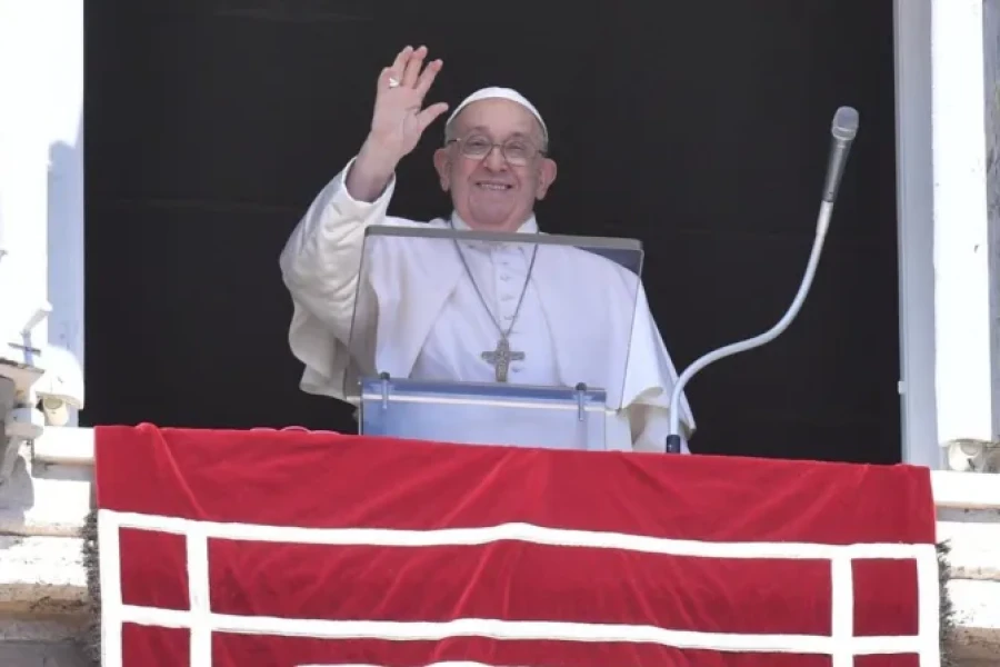 Francisco, esta ma&ntilde;ana saludando a los fieles en la Plaza San Pedro.