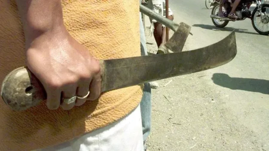 Si bien el imputado no logró herir al primer agente, se resistió y lesionó a otro de los efectivos en el lugar.