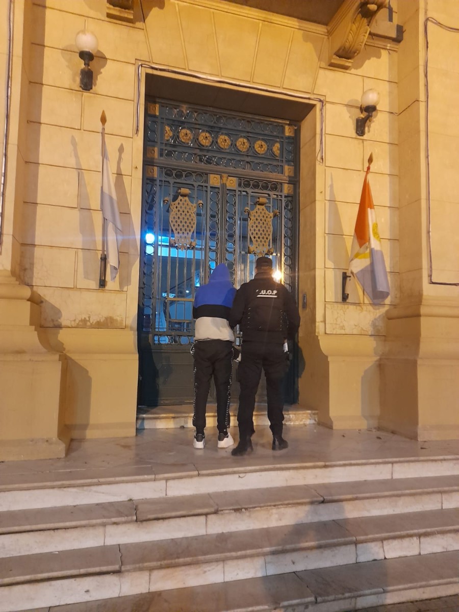 El momento en que el arrestado ingresa a la Jefatura de la UR V para ser alojado en Alcaidía.