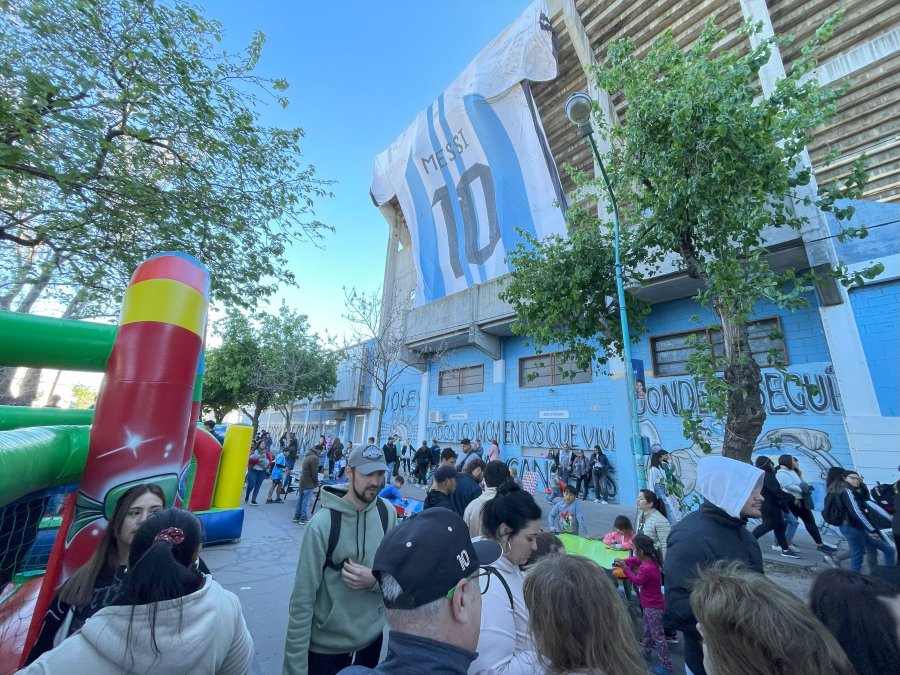 La enorme camiseta de Messi se destac&oacute; colgada de una de las tribunas del Estadio Monumental.