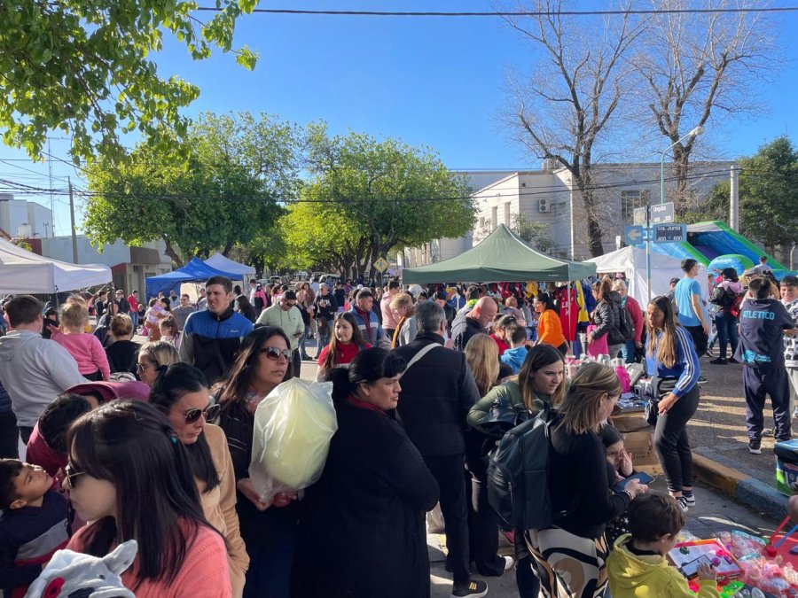 El festejo popular incluy&oacute; feria de emprendedores y artesanos en el per&iacute;metro del Estadio Monumental. (FOTO MARIO LIOTTA)