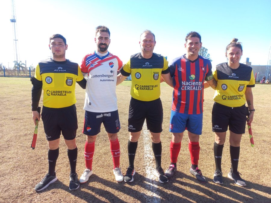 EN SAN VICENTE./ Sebastián Yori fue el árbitro agredido, en la foto habitual previa al comienzo con capitanes y asistentes.