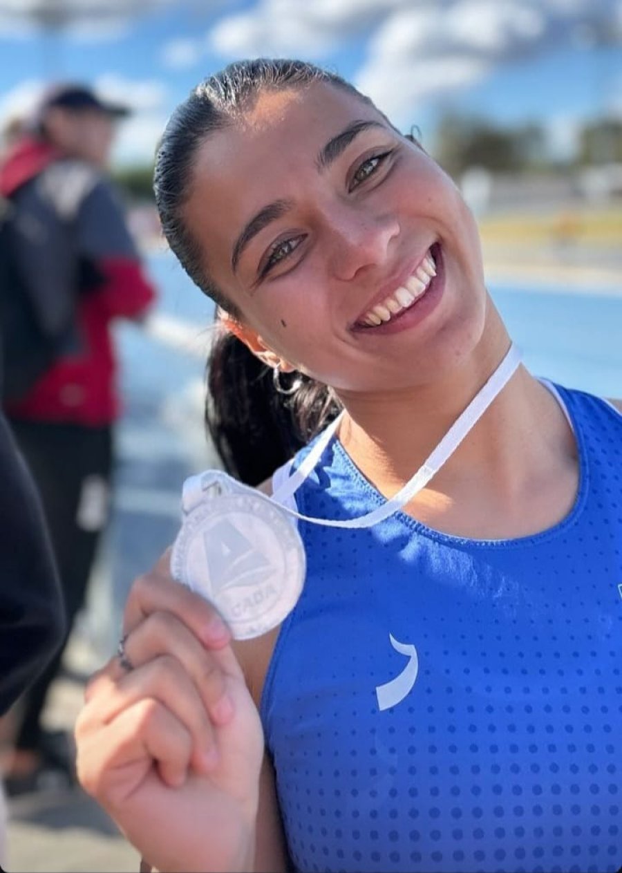 BUENA COSECHA. Camila Rodriguez con la medalla plateada en 100 llanos.
