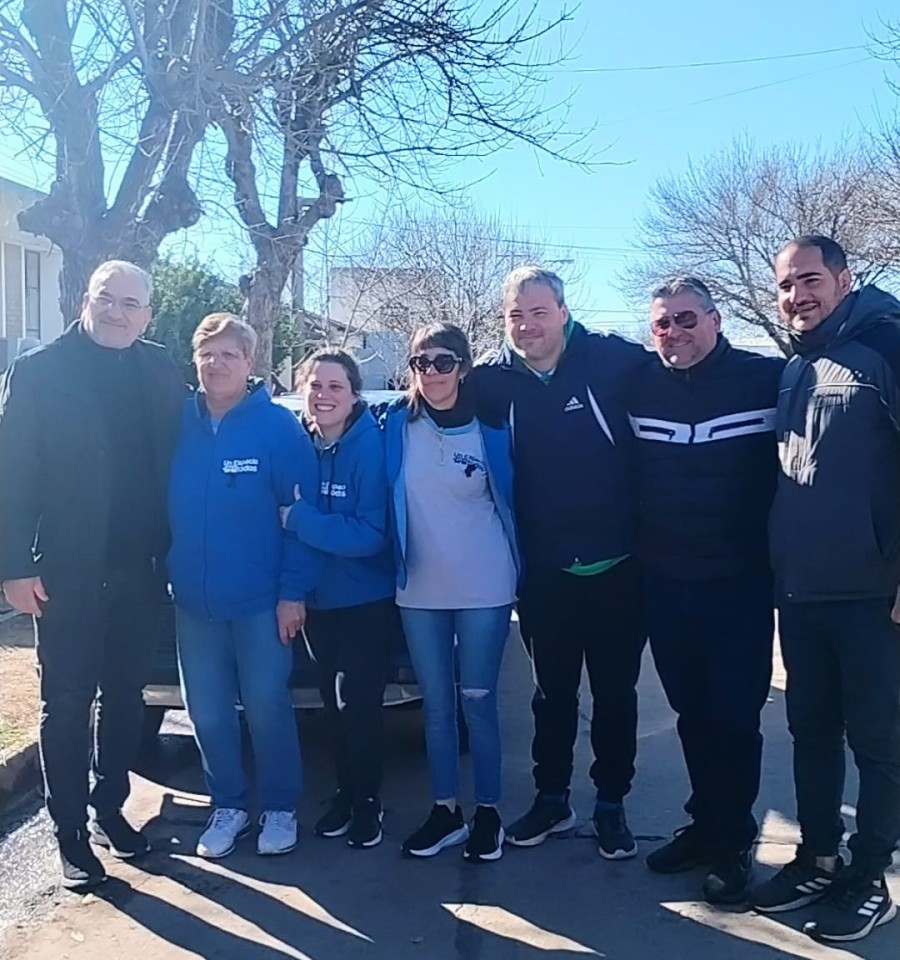 Calvo con miembros de la instituci&oacute;n organizadora.