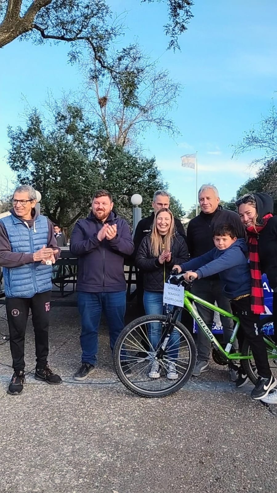 Las autoridades y el ganador de la bicicleta sorteada.