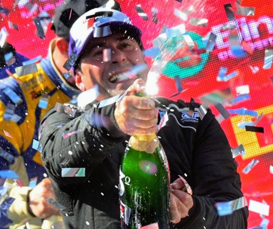 Jos&eacute; Luis Costamagna y su festejo en el podio del aut&oacute;dromo de Rosario.