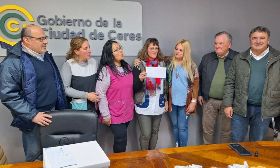 Alejandra Dupouy, Felipe Michlig y Marcelo González con beneficiarios de los aportes.