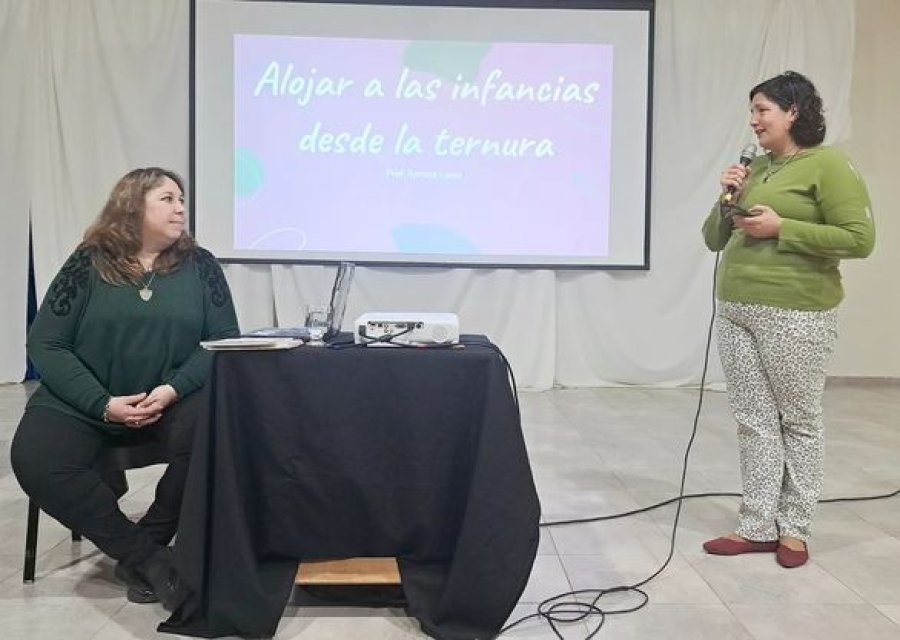 la disertante instantes antes de iniciar su exposici&oacute;n.