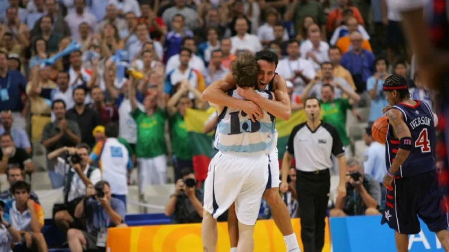 INOLVIDABLE./ Nocioni y Manu Gin&oacute;bili en el abrazo interminable.