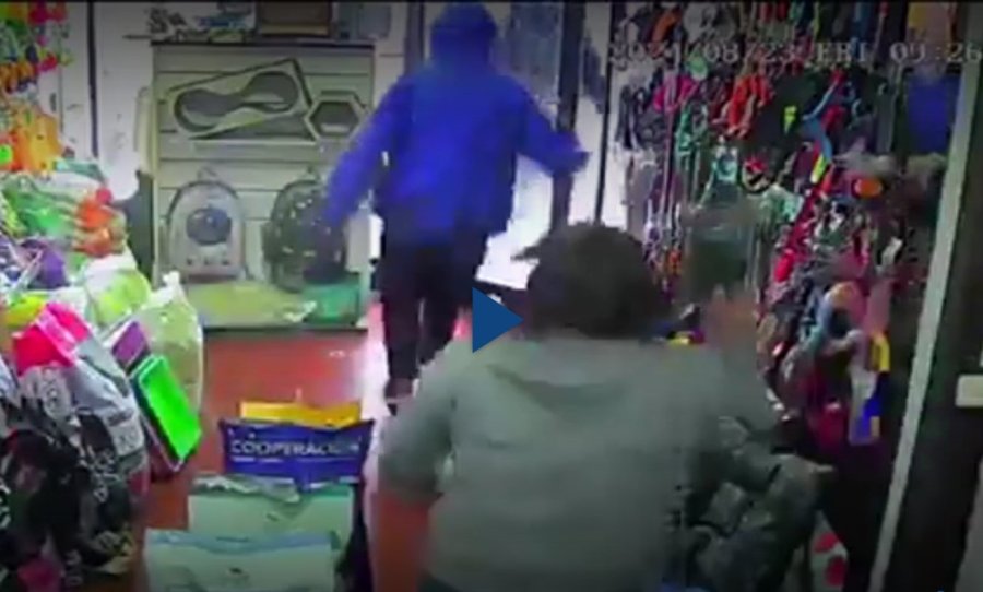 La mujer logró que los delincuentes escaparan sin llevar a cabo el robo.