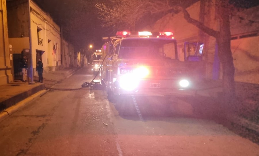 El dantesco incendio se desató en una vivienda de calle Ameghino al 100.