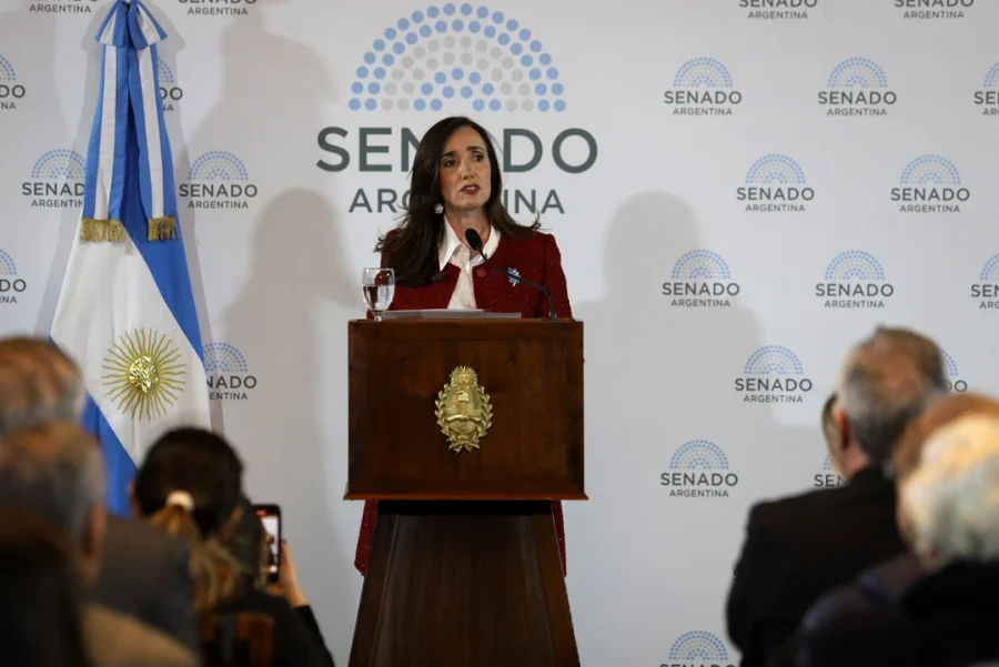 La vicepresidenta Victoria Villarruel  durante el acto en el Sal&oacute;n Azul del Senado.