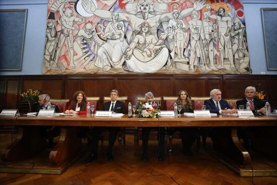 Horacio Rosatti junto al resto de las autoridades que presidieron la apertura del Congreso en la Facultad de Derecho de la UBA.