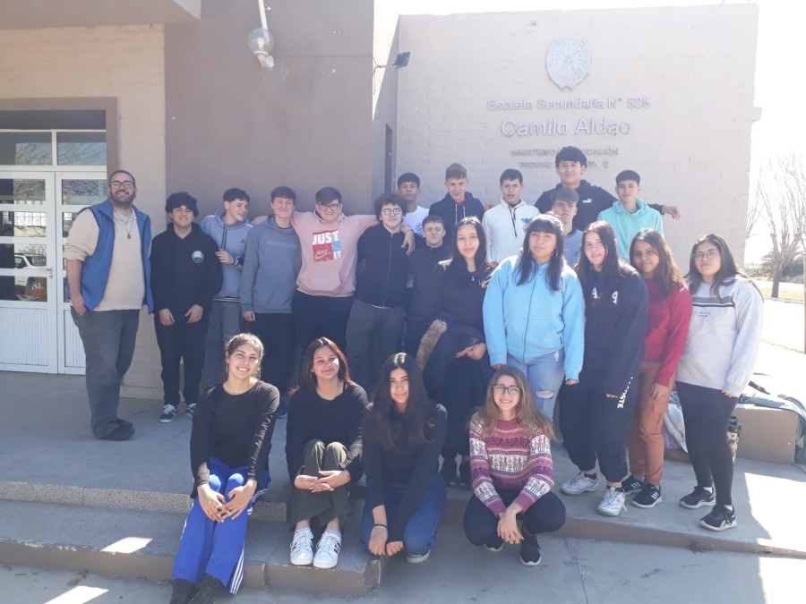 Juan Pablo S&aacute;nchez con un grupo de educandos.