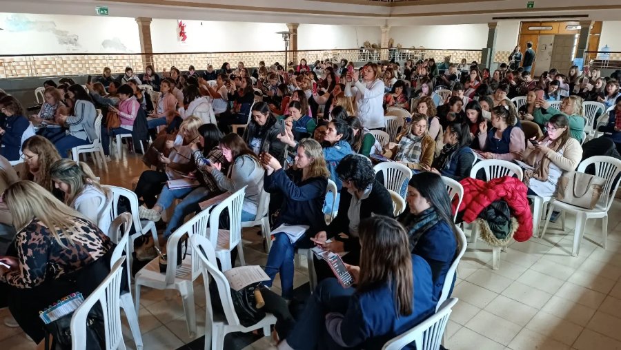 Absolutamente colmado luci&oacute; el sal&oacute;n.