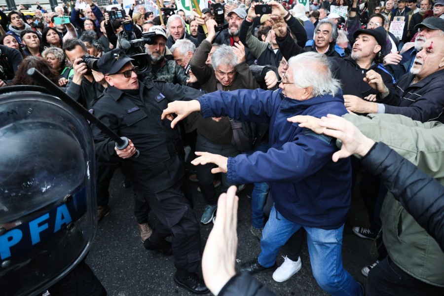 La Polic&iacute;a Federal reprimi&oacute; a jubilados y jubiladas que se manifestaban contra el veto de Milei.