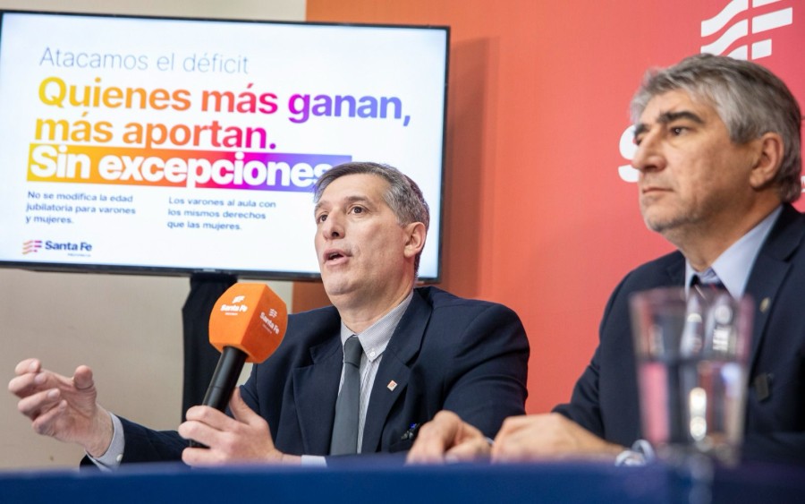 Tambi&eacute;n realiza modificaciones a los reg&iacute;menes de docentes y polic&iacute;as.