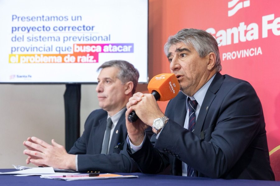 Pablo Olivares y Fabi&aacute;n Bastia explicaron los alcances de la reforma de la Caja de Jubilaciones y Pensiones.